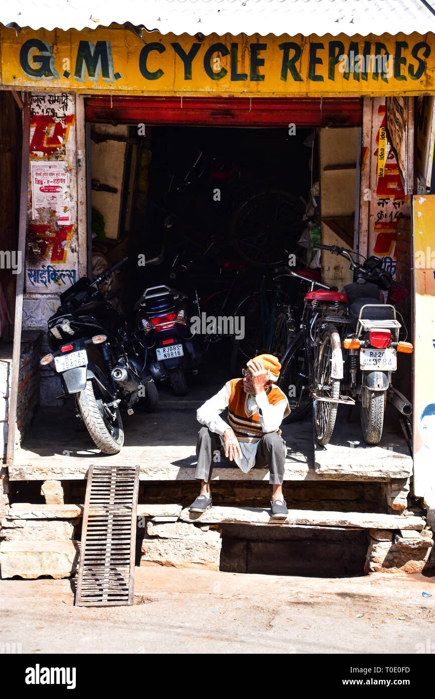 Cycle repairs hi res stock photography and images Alamy