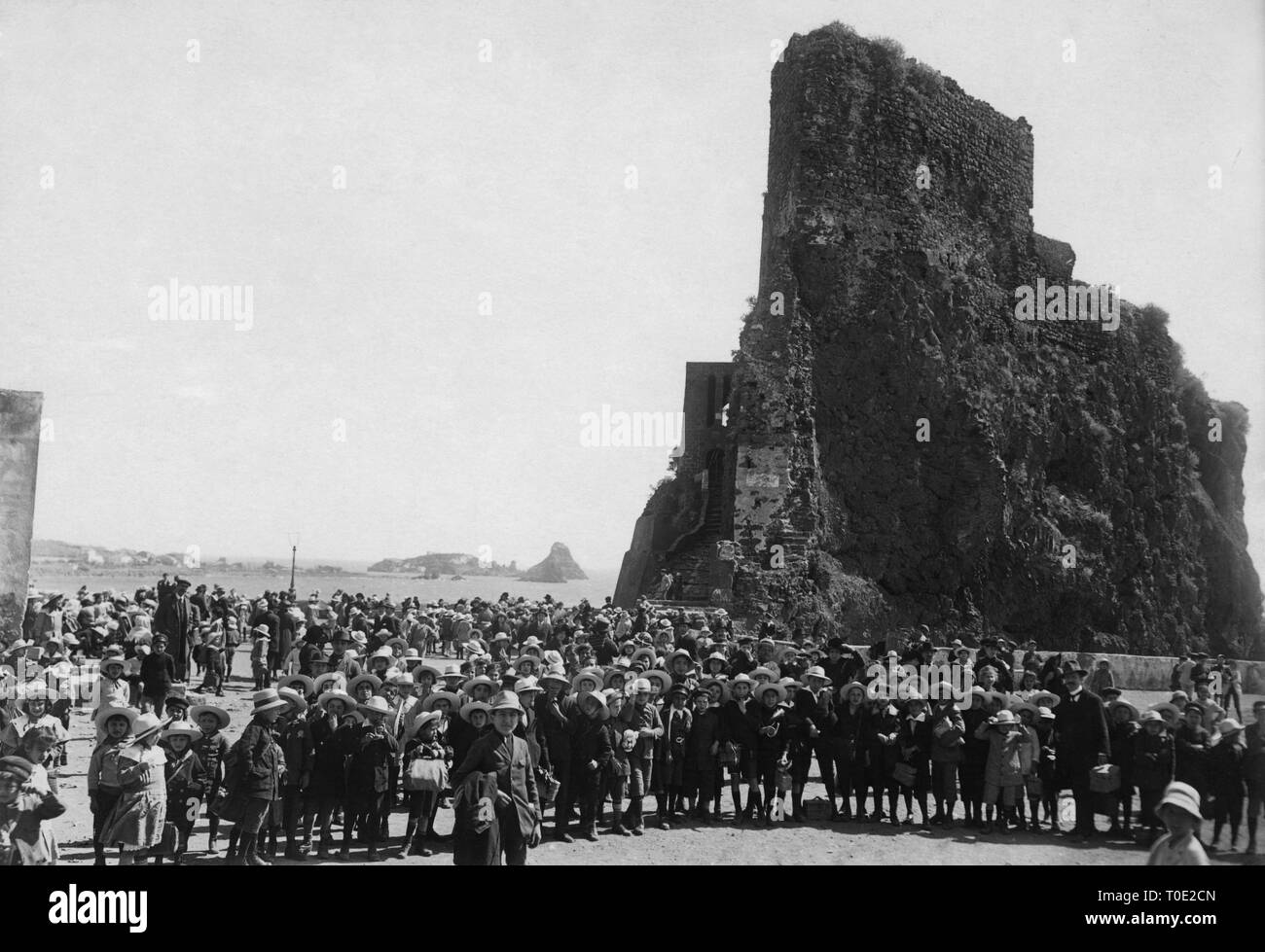 schoolchildren, lido dei ciclopi, aci castello, sicily 1922 Stock Photo