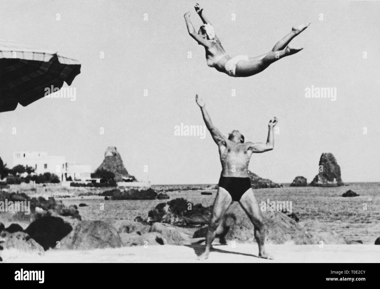 couple of gymnasts, lido dei ciclopi, aci castello, sicilia 1940 Stock Photo