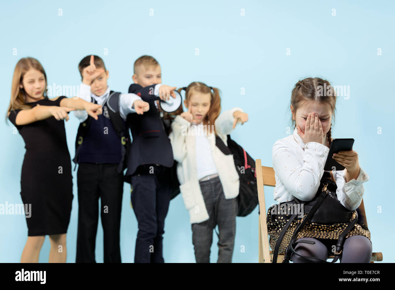 подростки в школе. травля подростка в школе. подростки в школе. ребенок изгой в классе. изгой в обществе.