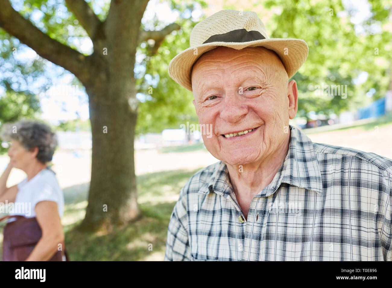 Old man in straw hat hi-res stock photography and images - Alamy