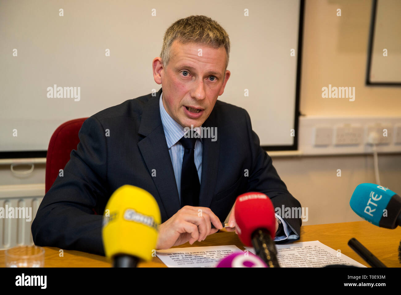 detective-chief-superintendent-raymond-murray-of-the-psni-during-press