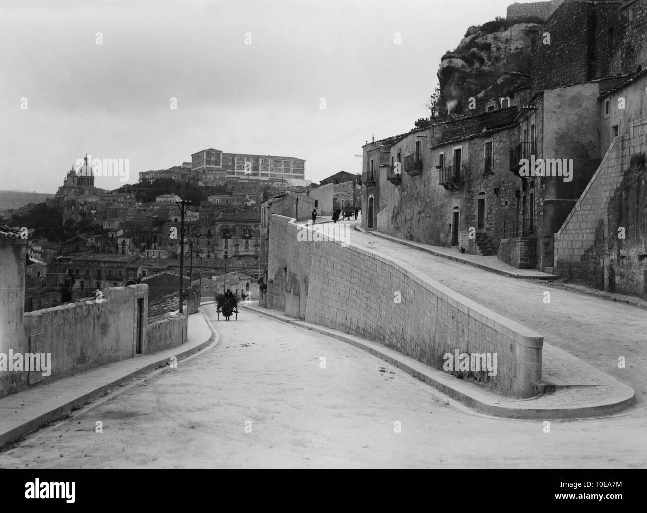 italy-sicily-ragusa-a-street-in-neighbor