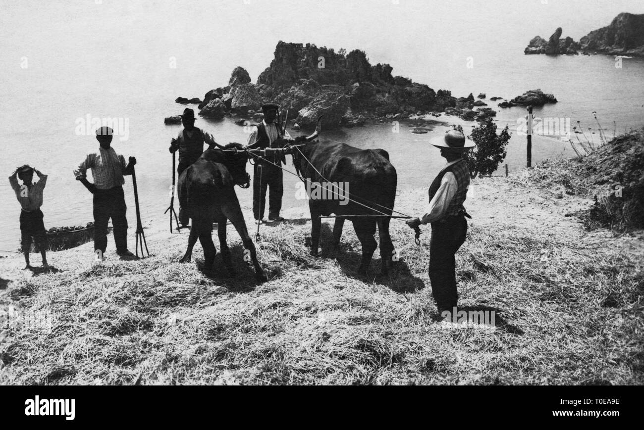 Italy, Sicily, Taormina, a group of farmers, isola bella, 1920 Stock Photo