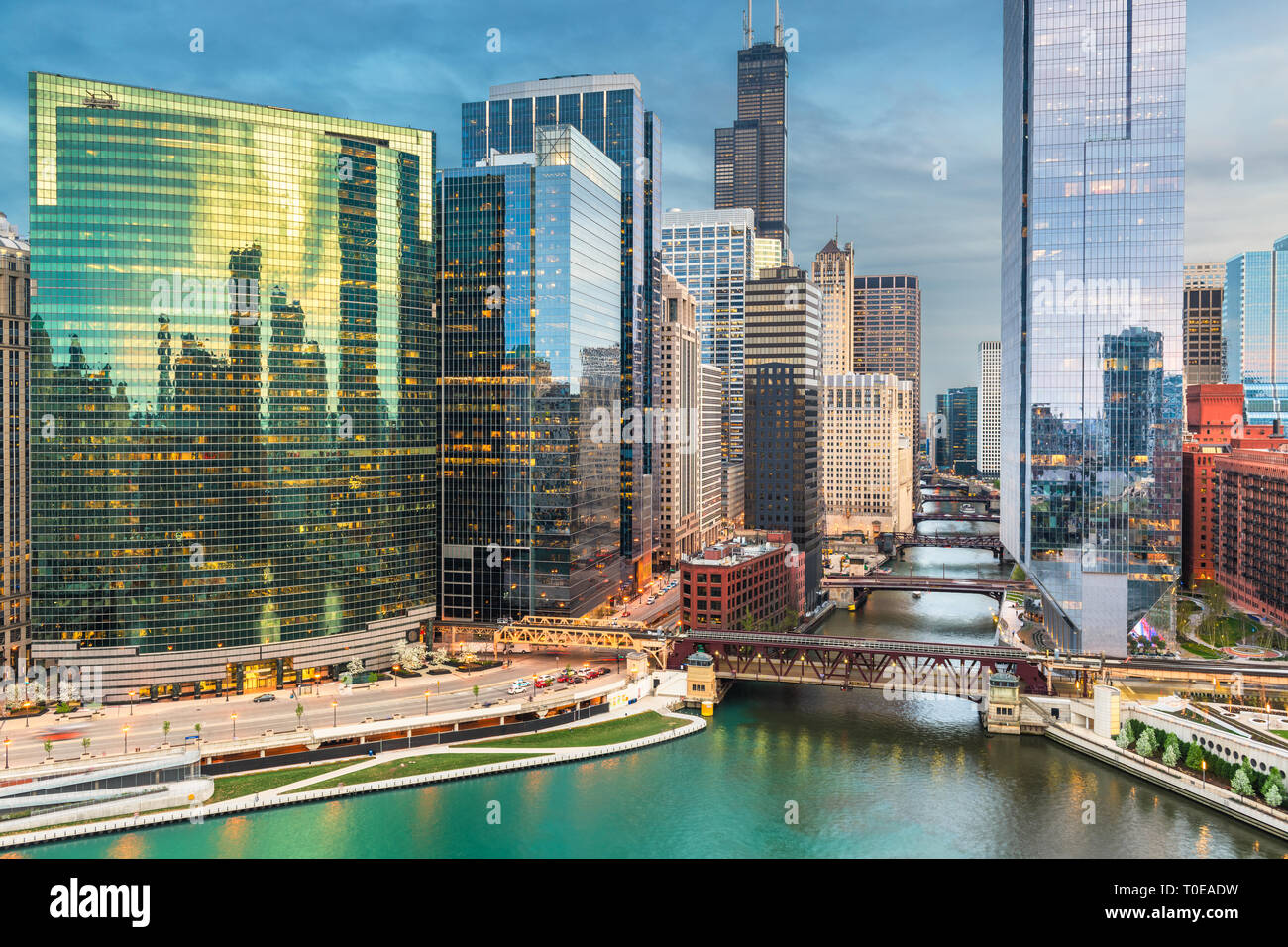 Chicago skyline and river hi-res stock photography and images - Alamy