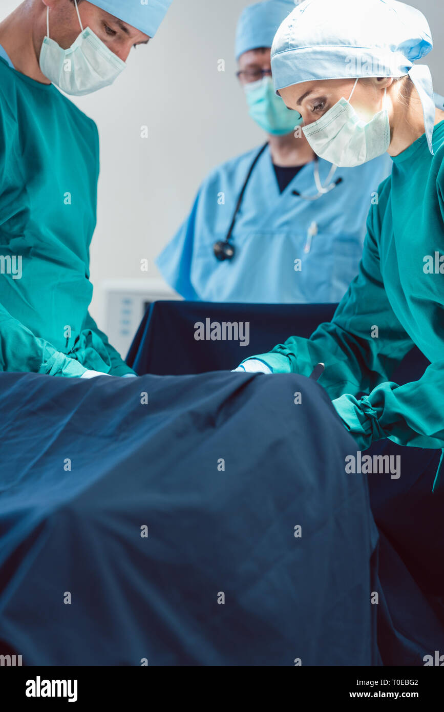 Doctors and surgeons operating patient in hospital Stock Photo - Alamy
