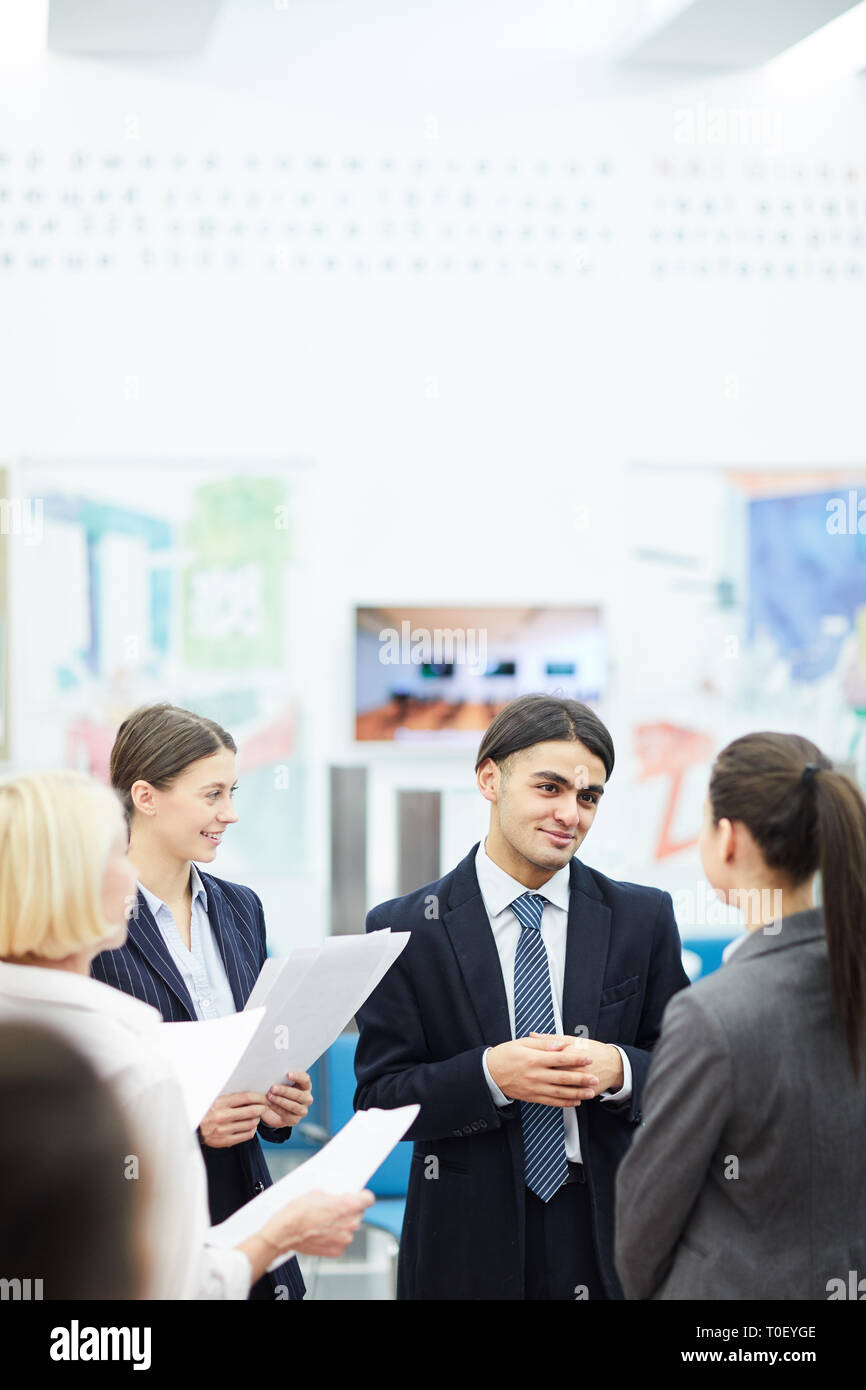 Office meeting talking leader hi-res stock photography and images - Alamy