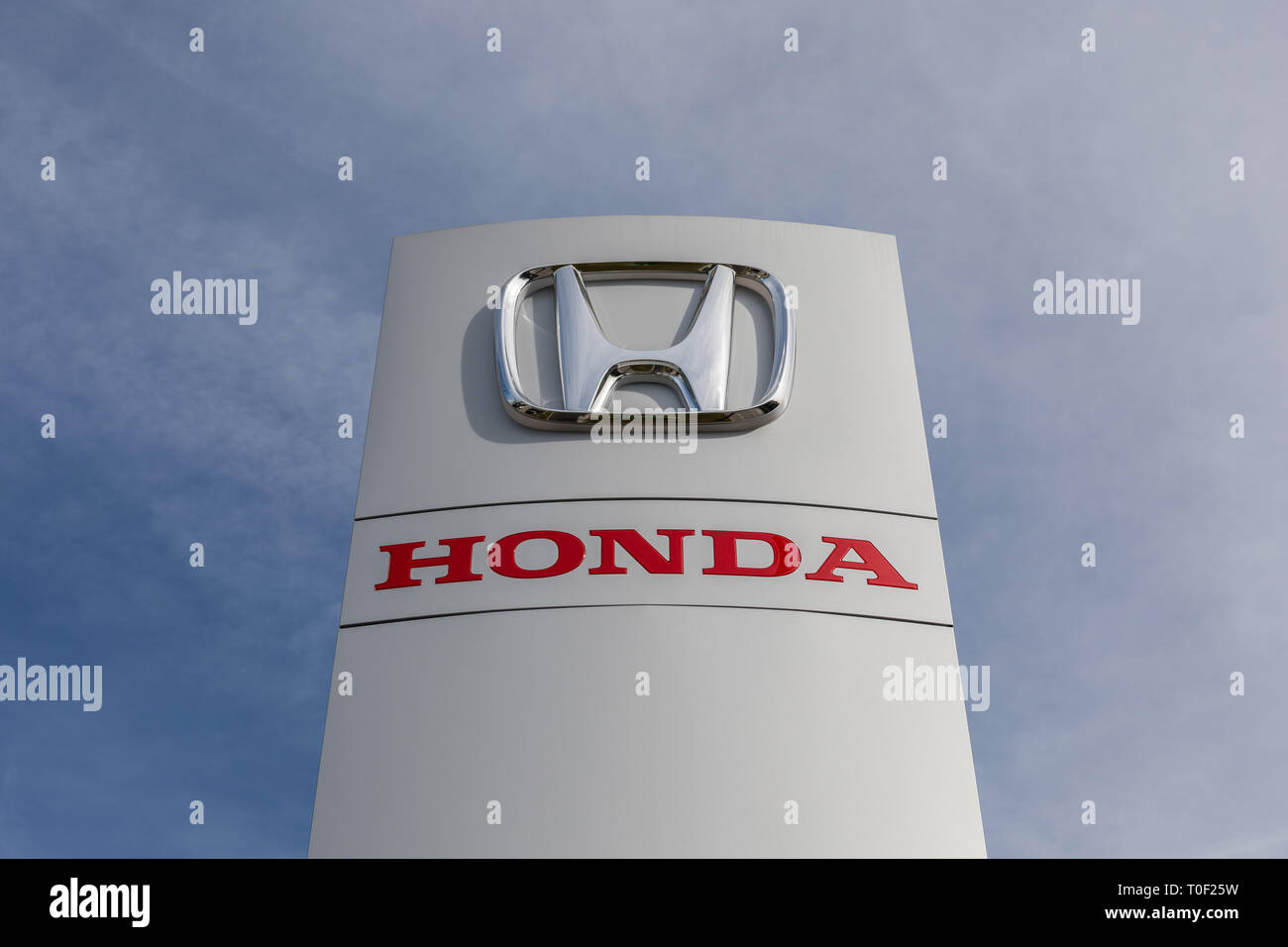 Honda sign logo outside a car dealership Stock Photo