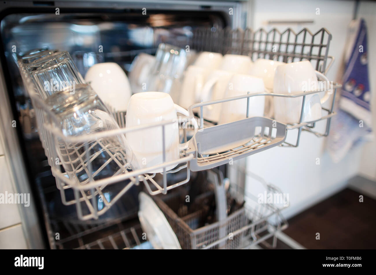 20 March 2019, North Rhine-Westphalia, Düsseldorf: Glasses and cups stand in a dishwasher in Düsseldorf. In the kitchens of North Rhine-Westphalia, microwave ovens and dishwashers are increasingly becoming standard appliances. Currently, three out of four households already rely on the devices, as the State Statistical Office announced on Wednesday with figures for 2018. Accordingly, 75.6 percent of households in the previous year had a microwave, 72.8 percent a dishwasher. Compared to the figures from 15 years ago, there was a significant increase of almost 16 percentage points, especially in Stock Photo