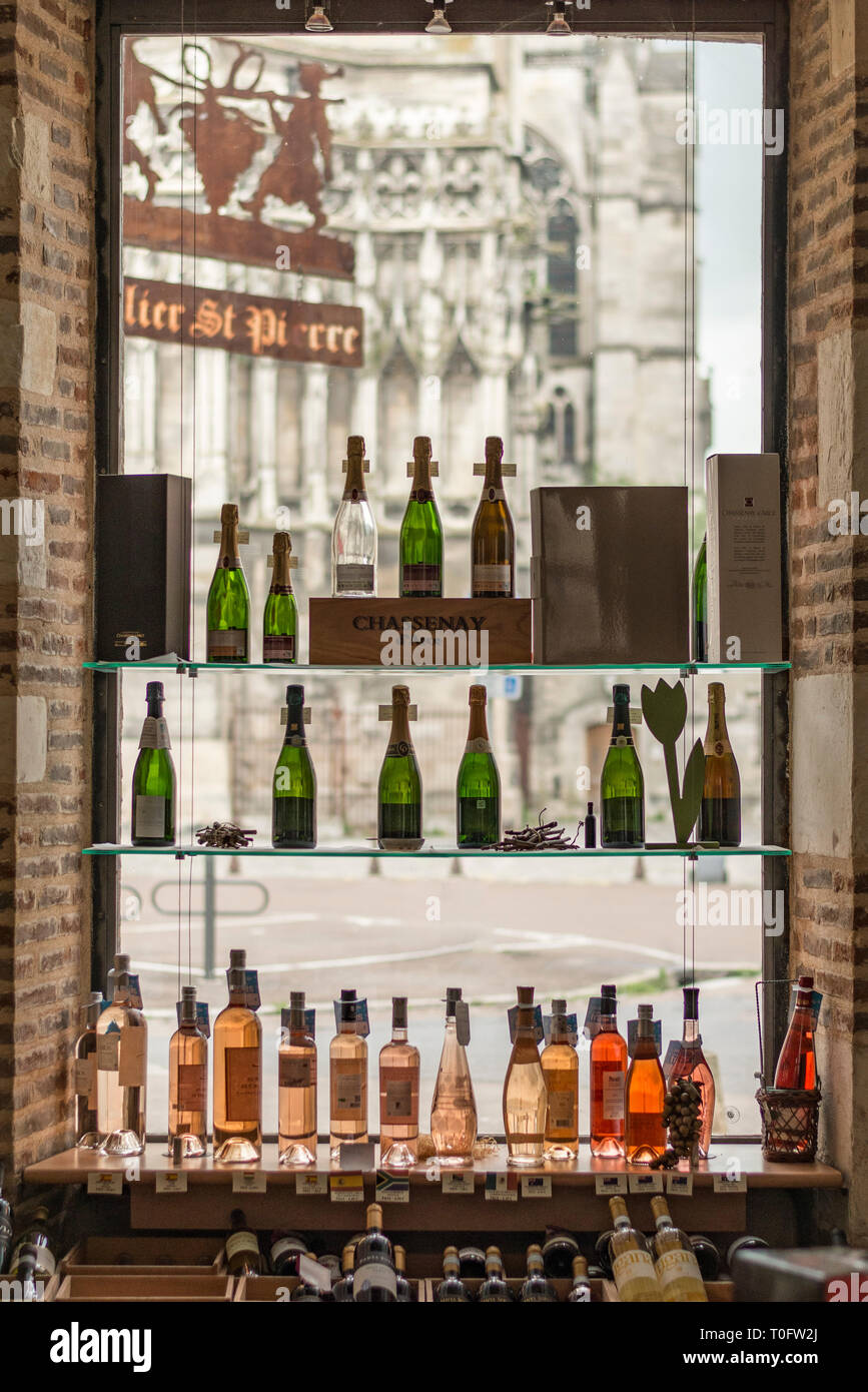 Bottles for sale in the window of Le Celler St. Pierre, Wine Cellar & Champagne Shop, Troyes, La Champagne, France. Stock Photo