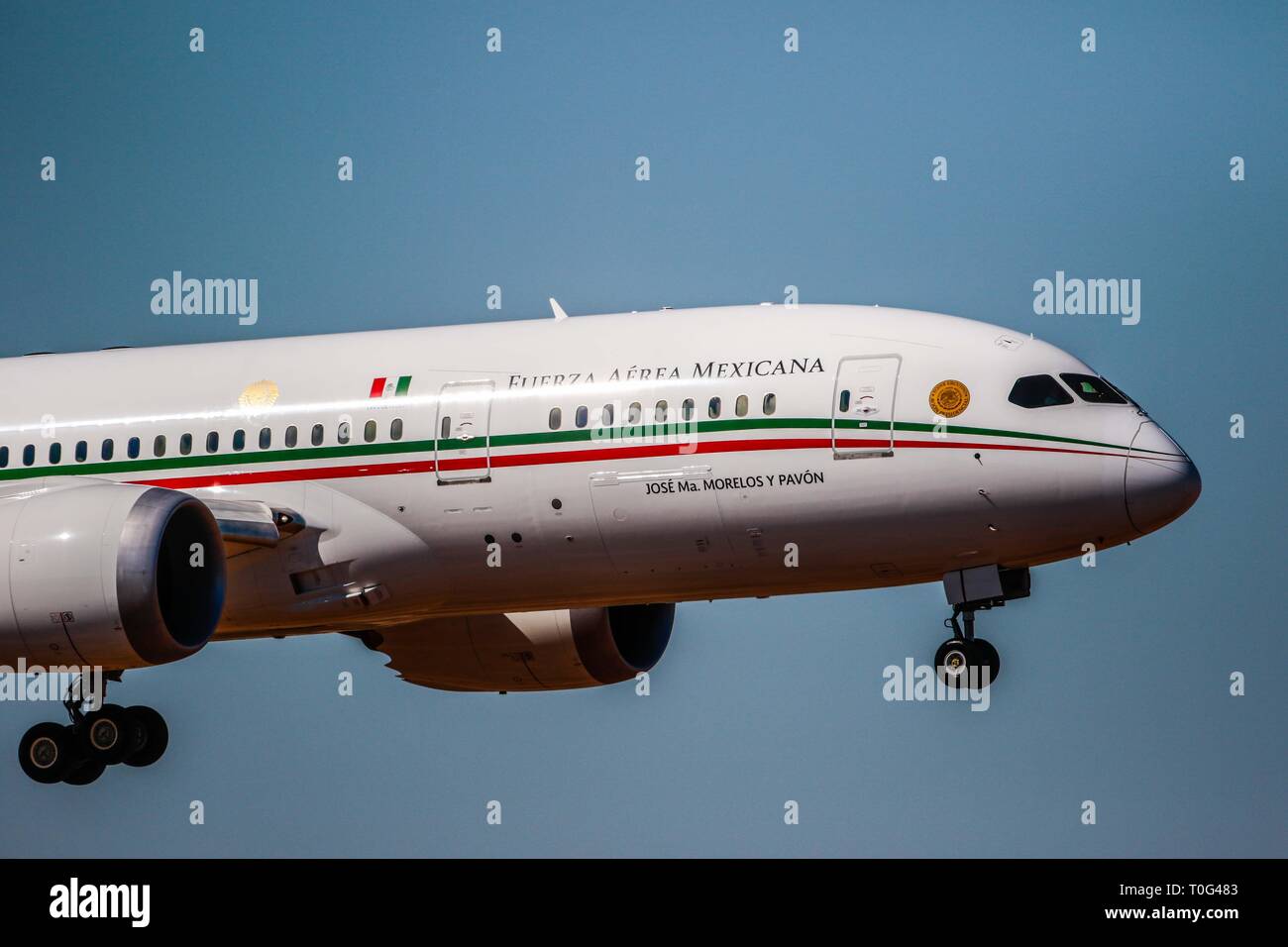 Primer vuelo del nuevo avión presidencial llamado Jose Maria Morelos, en su arribo al aerópuerto de Hermosillo Sonora Mexico, inaugurado por el presidente Enrique Peña Nieto , durante los festejos del  101 aniversario de la Fuerza Arera Mexicana, celebrado en la Base Aérea Militar nº18. Stock Photo