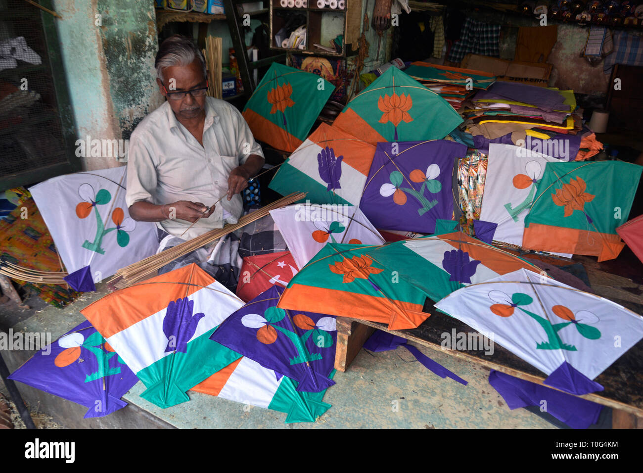 Kolkata, India. 19th Mar, 2019. Kite maker prepares Kite with the symbol various political parties ahead of Lok Sabha or General Election 2019. Credit: Saikat Paul/Pacific Press/Alamy Live News Stock Photo