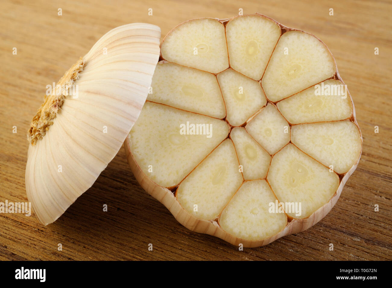 garlic cut in half Stock Photo Alamy