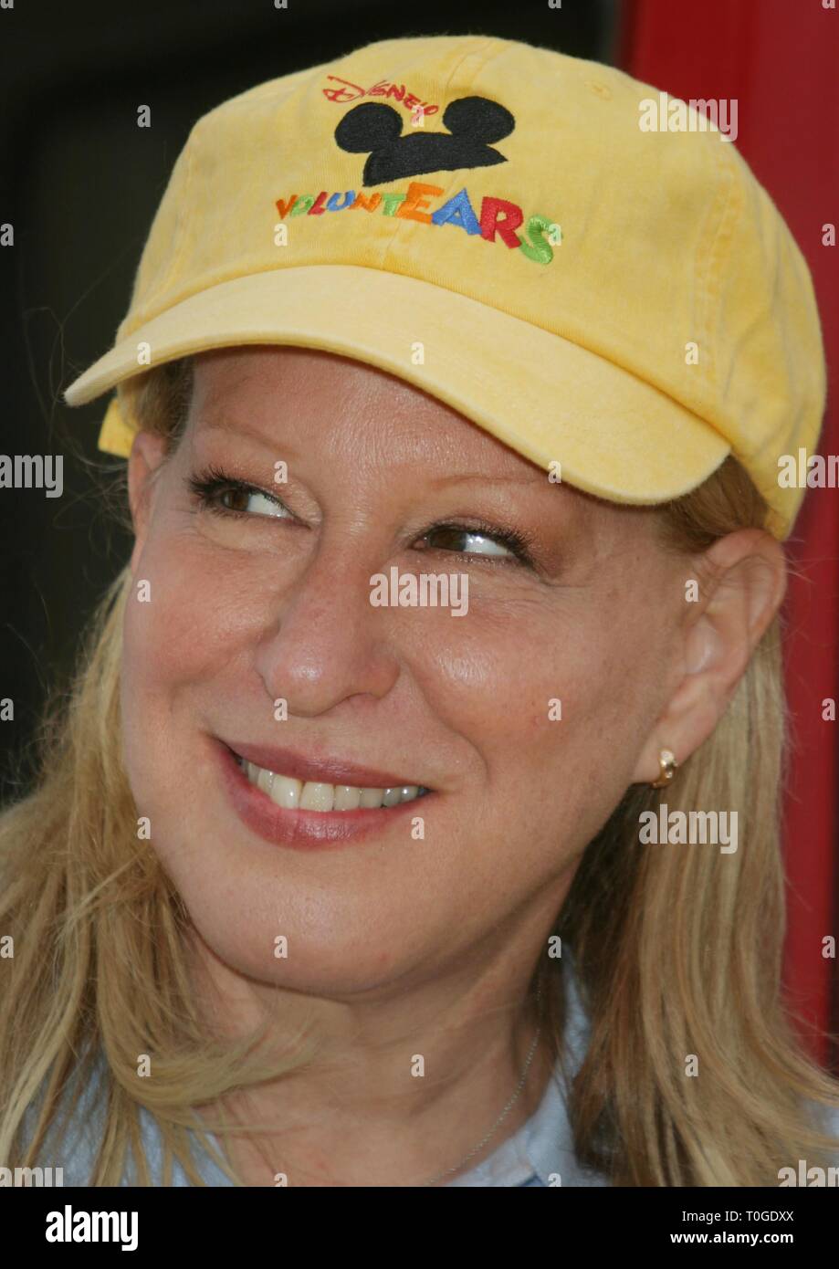 BETTE MIDLER KICKS OFF A REVITALIZATION OF A COMMUNITY GARDEN AND NEIGHBORHOOD PARK.  EAST HARLEM, NEW YORK CITY. 7/27/2004 Photo By John Barrett/PHOTOlink Stock Photo
