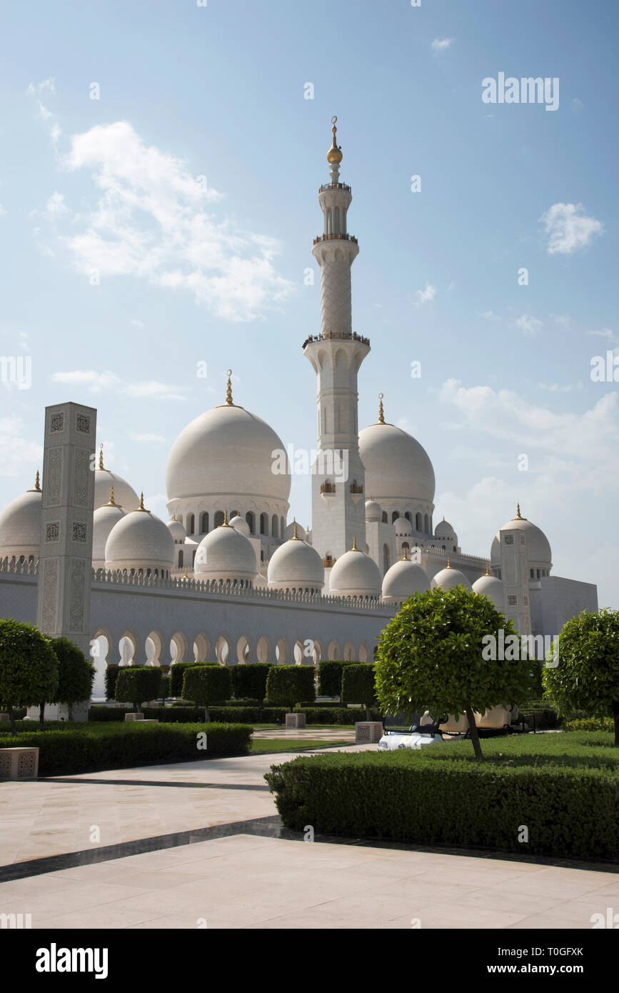 Minaret and Onion shaped dome Sheikh Zayed Grand Mosque, Abu Dhabi, UAE. Largest mosque in the