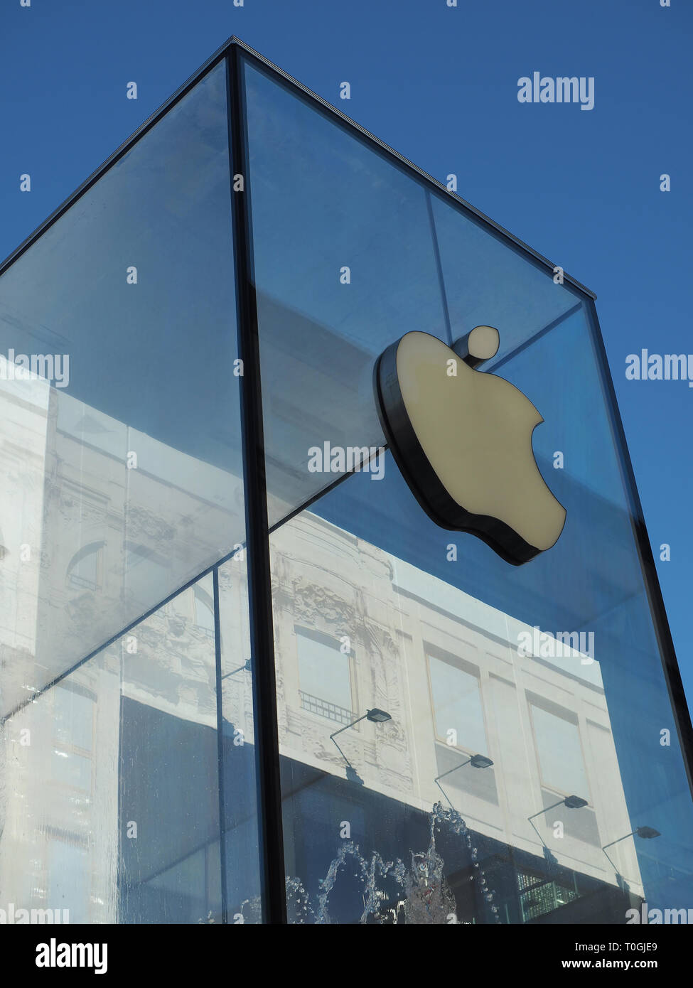 Europe, Italy, Lombardy, Milan , Piazza Liberty, Apple Store designed by architect Norman Foster