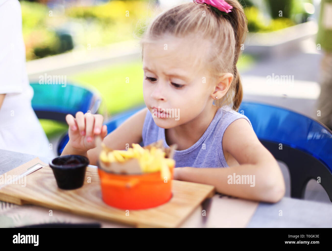 Girl Eating Chips Ketchup Hi res Stock Photography And Images Alamy girl-eating-chips-ketchup-hi-res-stock-photography-and-images-alamy