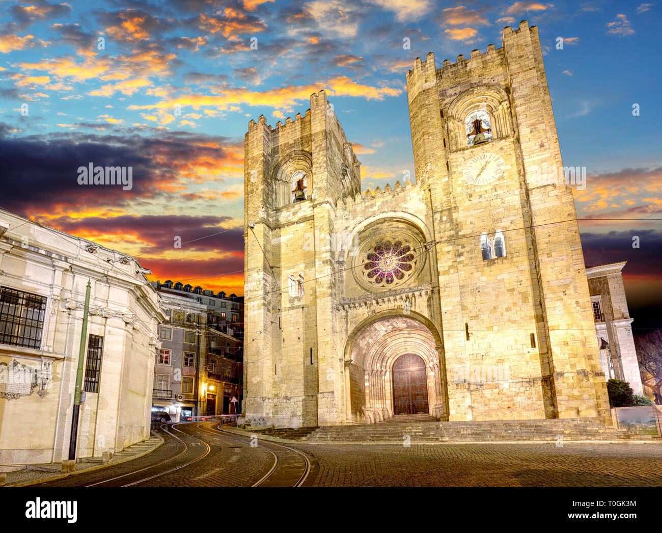 Lisbon cathedral architecture hi-res stock photography and images - Alamy