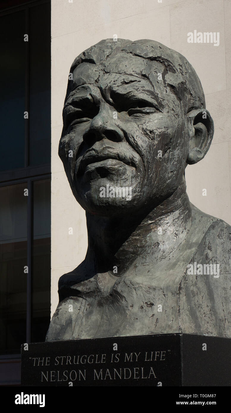 bronze-bust-of-nelson-mandela-by-ian-walters-outside-the-royal