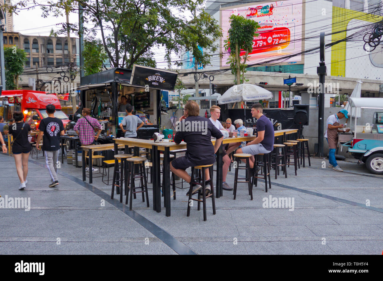 Food and drink stalls in front of Platinum Plaza, Phetchaburi road, Ratchathewi, Bangkok, Thailand Stock Photo