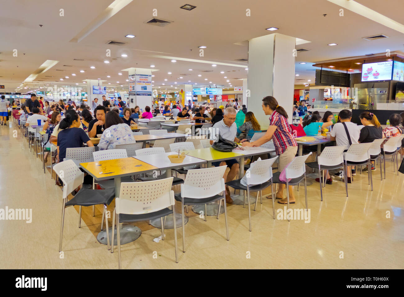 Eating area, Platinum Plaza food court, Ratchathewi, Bangkok, Thailand Stock Photo