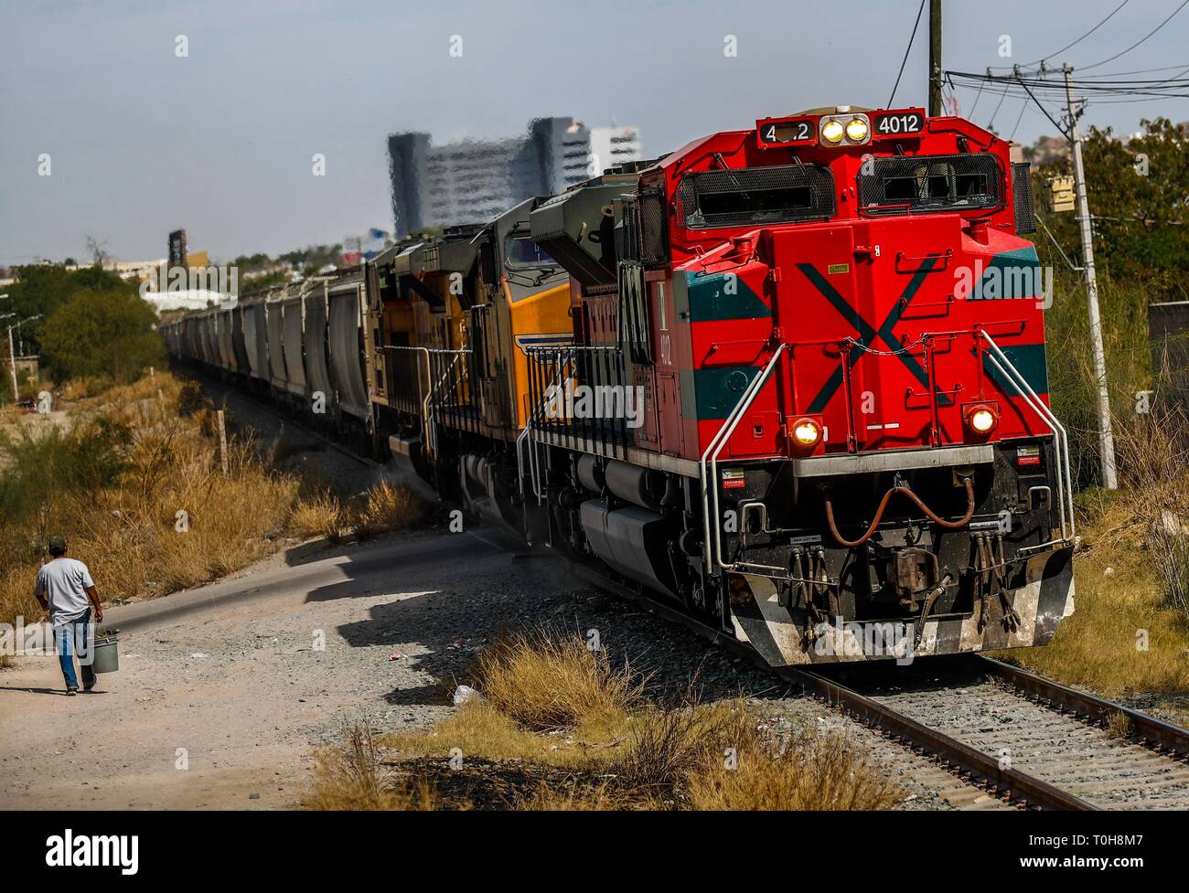 Train or Mexican railways passing through the popular colony in Ranchito and Metalera. Now conicido as Ferromex. Train station FERROMEX in Hermosillo...  Tren o ferrocarriles mexicanos en su paso por la colonia popular en Ranchito y Metalera. Ahora conicido como Ferromex. Estacion de tren FERROMEX en Hermosillo (photo: Luis Gutierrez/NortePhoto) Stock Photo