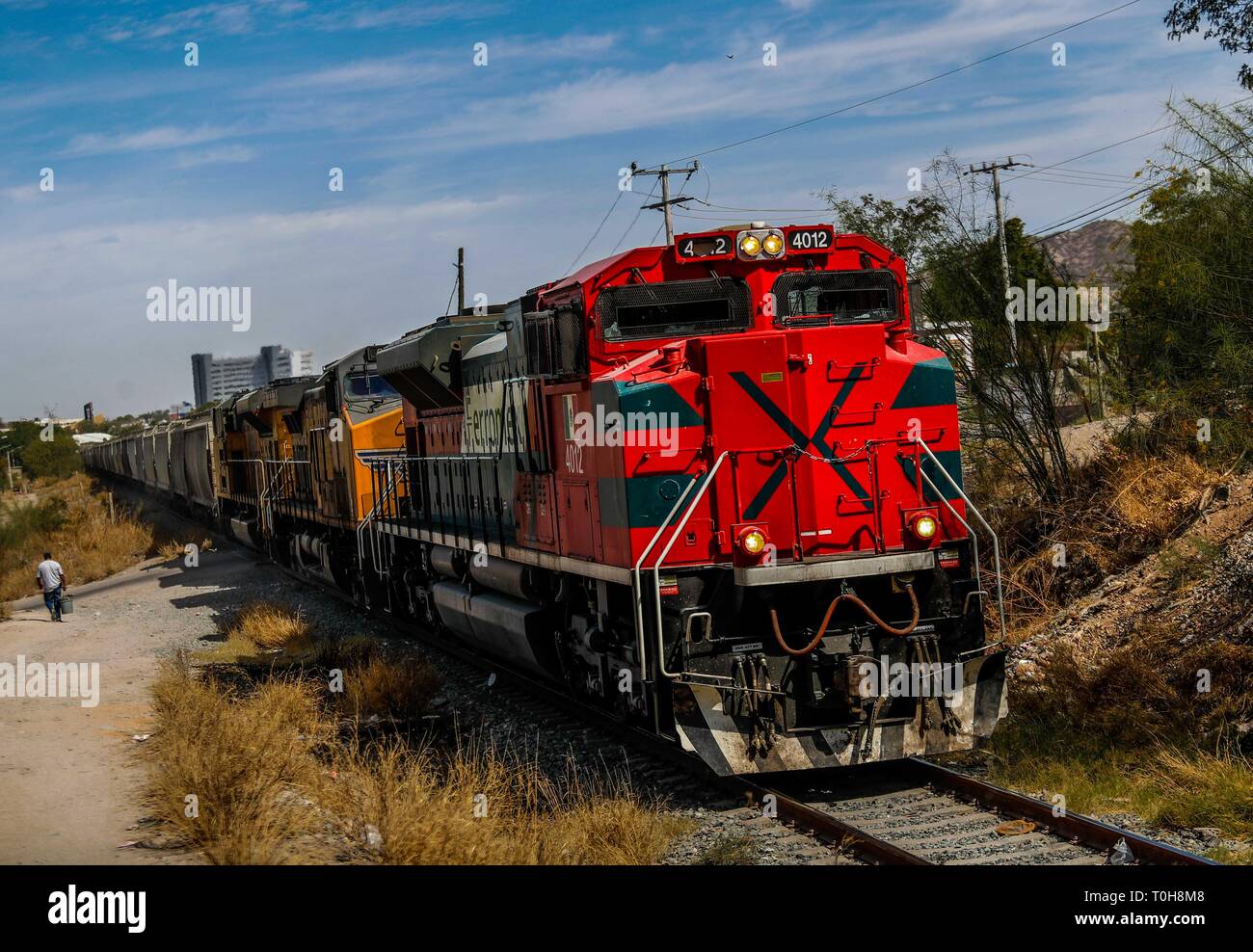 Train or Mexican railways passing through the popular colony in Ranchito and Metalera. Now conicido as Ferromex. Train station FERROMEX in Hermosillo...  Tren o ferrocarriles mexicanos en su paso por la colonia popular en Ranchito y Metalera. Ahora conicido como Ferromex. Estacion de tren FERROMEX en Hermosillo (photo: Luis Gutierrez/NortePhoto) Stock Photo