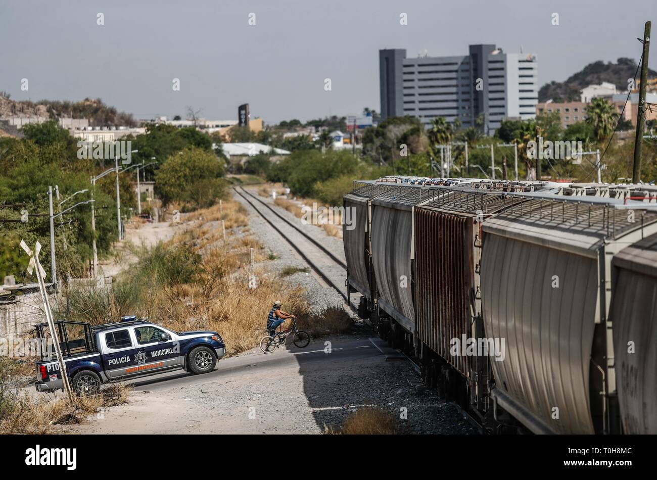 Train or Mexican railways passing through the popular colony in Ranchito and Metalera. Now conicido as Ferromex. Train station FERROMEX in Hermosillo...  Tren o ferrocarriles mexicanos en su paso por la colonia popular en Ranchito y Metalera. Ahora conicido como Ferromex. Estacion de tren FERROMEX en Hermosillo (photo: Luis Gutierrez/NortePhoto) Stock Photo