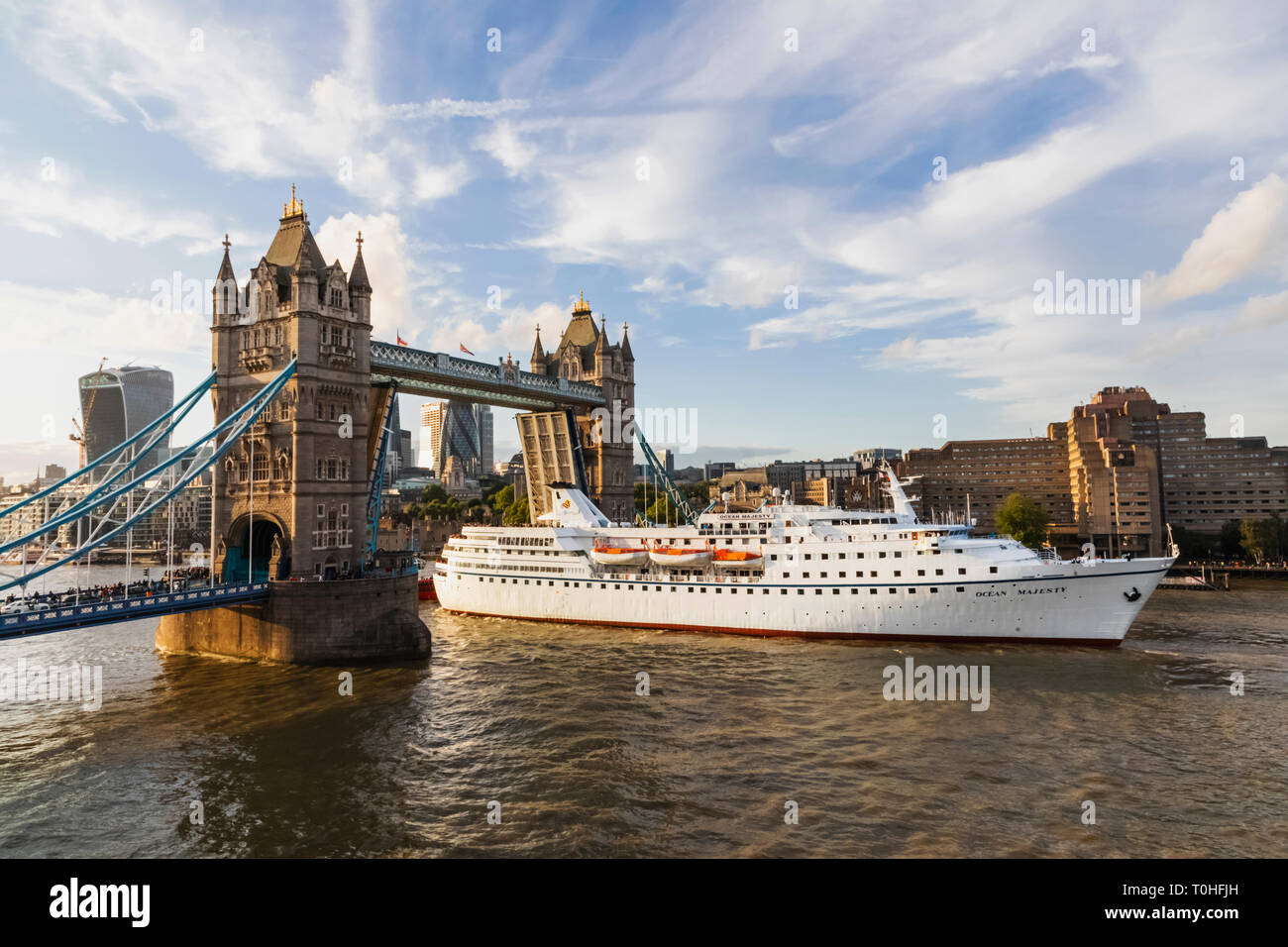 Cruise ship passing under tower bridge hi-res stock photography and ...