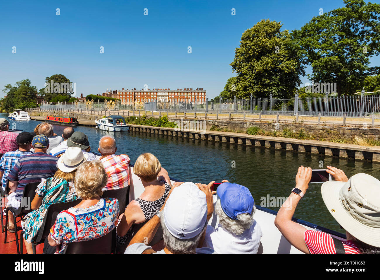 riverboat from richmond to hampton court