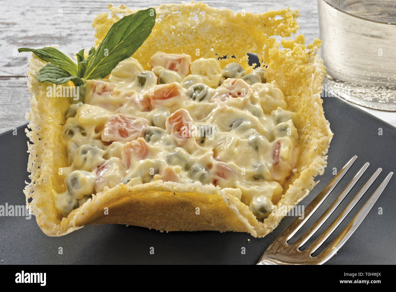 insalata russa in cialda di mais piatto scuro particolare Stock Photo -  Alamy