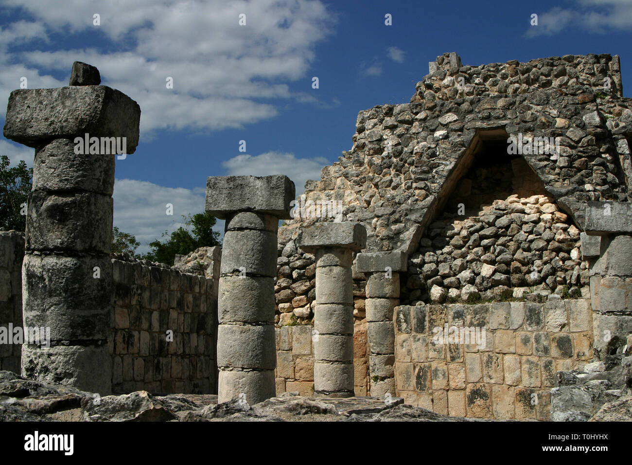 Zona arqueologica de Chichen Itza Zona arqueológica    Chichén ItzáChichén Itzá maya: (Chichén) Boca del pozo;   de los (Itzá) brujos de agua.   Es uno de los principales sitios arqueológicos de la   península de Yucatán, en México, ubicado en el municipio de Tinum.  *Photo:©Francisco* Morales/DAMMPHOTO.COM/NORTEPHOTO Stock Photo