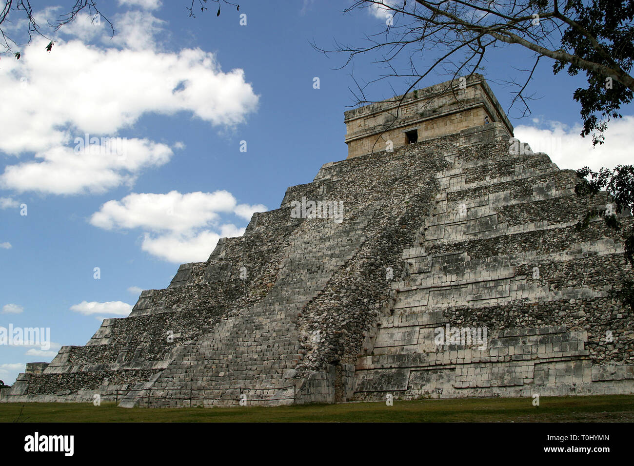 Templo de Kukulcan.  Zona arqueologica de Chichen Itza Zona arqueológica    Chichén ItzáChichén Itzá maya: (Chichén) Boca del pozo;   de los (Itzá) brujos de agua.   Es uno de los principales sitios arqueológicos de la   península de Yucatán, en México, ubicado en el municipio de Tinum.  *Photo:©Francisco* Morales/DAMMPHOTO.COM/NORTEPHOTO    * No * sale * a * third * Stock Photo