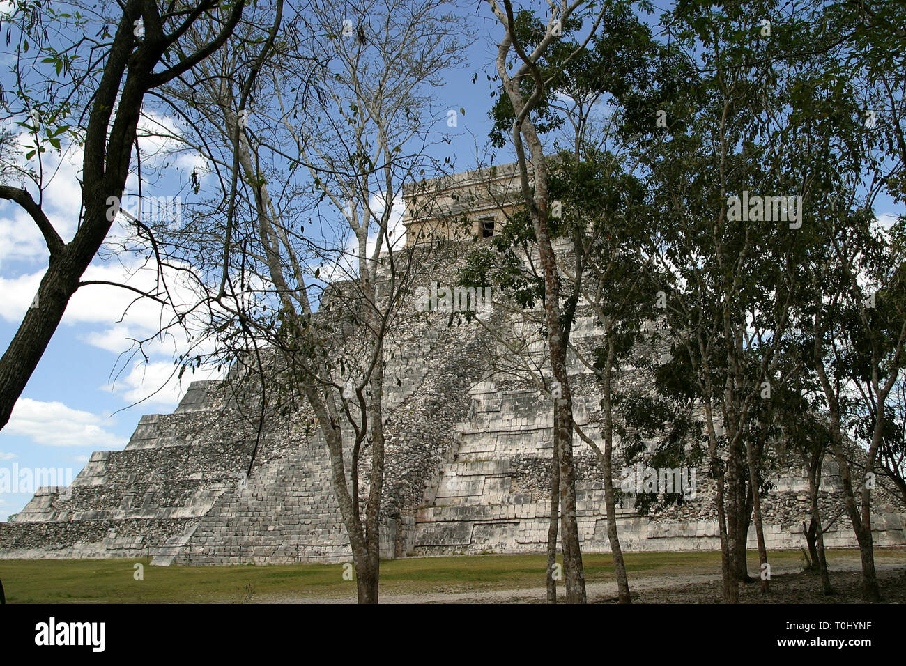 Templo de Kukulcan.  Zona arqueologica de Chichen Itza Zona arqueológica    Chichén ItzáChichén Itzá maya: (Chichén) Boca del pozo;   de los (Itzá) brujos de agua.   Es uno de los principales sitios arqueológicos de la   península de Yucatán, en México, ubicado en el municipio de Tinum.  *Photo:*©Francisco* Morales/DAMMPHOTO.COM/NORTEPHOTO    * No * sale * a * third * Stock Photo