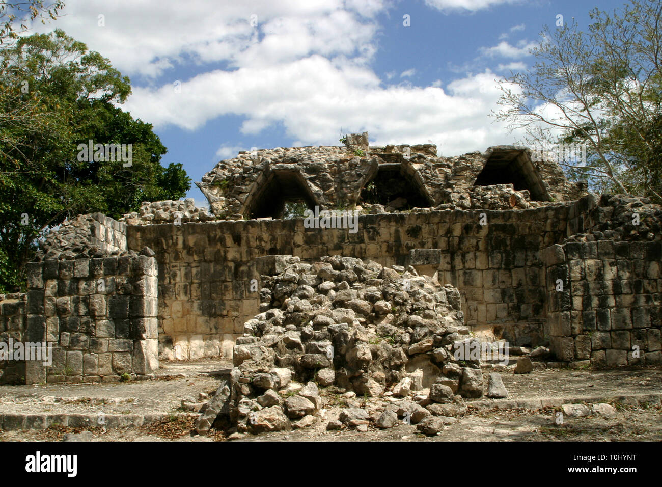 Zona arqueologica de Chichen Itza Zona arqueológica    Chichén ItzáChichén Itzá maya: (Chichén) Boca del pozo;   de los (Itzá) brujos de agua.   Es uno de los principales sitios arqueológicos de la   península de Yucatán, en México, ubicado en el municipio de Tinum.  *Photo:*©Francisco* Morales/DAMMPHOTO.COM/NORTEPHOTO  * No * sale * a * third * Stock Photo