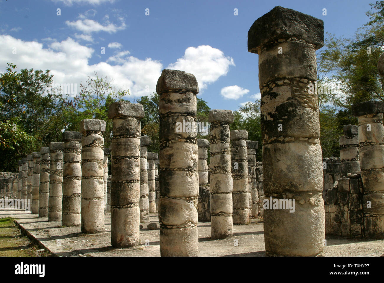 Templo de los Guerreros y de las 1000 Columnas.  Zona arqueologica de Chichen Itza Zona arqueológica    Chichén ItzáChichén Itzá maya: (Chichén) Boca del pozo;   de los (Itzá) brujos de agua.   Es uno de los principales sitios arqueológicos de la   península de Yucatán, en México, ubicado en el municipio de Tinum.  *Photo:*©Francisco* Morales/DAMMPHOTO.COM/NORTEPHOTO  * No * sale * a * third * Stock Photo