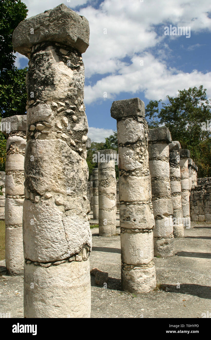 Templo de los Guerreros y de las 1000 Columnas.  Zona arqueologica de Chichen Itza Zona arqueológica    Chichén ItzáChichén Itzá maya: (Chichén) Boca del pozo;   de los (Itzá) brujos de agua.   Es uno de los principales sitios arqueológicos de la   península de Yucatán, en México, ubicado en el municipio de Tinum.  *Photo:*©Francisco* Morales/DAMMPHOTO.COM/NORTEPHOTO Stock Photo