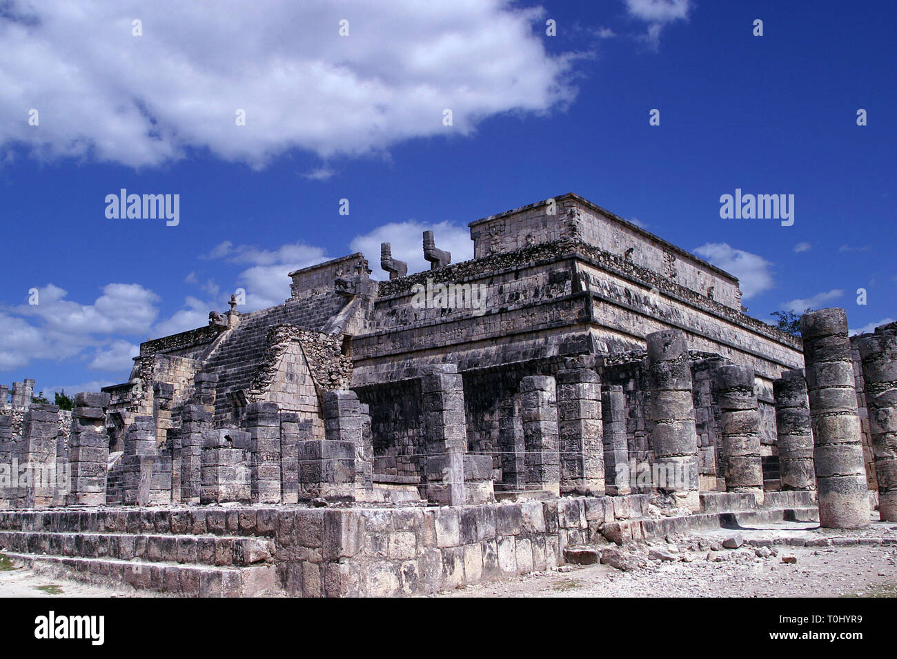 Templo de los Guerreros y de las 1000 Columnas.  Zona arqueologica de Chichen Itza Zona arqueológica    Chichén ItzáChichén Itzá maya: (Chichén) Boca del pozo;   de los (Itzá) brujos de agua.   Es uno de los principales sitios arqueológicos de la   península de Yucatán, en México, ubicado en el municipio de Tinum YUCATAN.  *Photo:*©Francisco* Morales/DAMMPHOTO.COM/NORTEPHOTO  * No * sale * a * third * Stock Photo