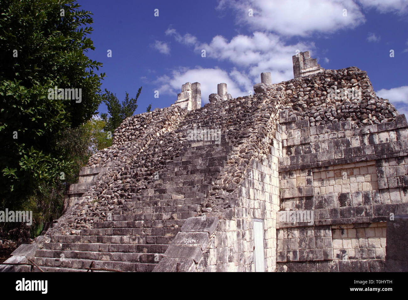 Zona arqueologica de Chichen Itza Zona arqueológica    Chichén ItzáChichén Itzá maya: (Chichén) Boca del pozo;   de los (Itzá) brujos de agua.   Es uno de los principales sitios arqueológicos de la   península de Yucatán, en México, ubicado en el municipio de Tinum.  *Photo:*©Francisco* Morales/DAMMPHOTO.COM/NORTEPHOTO  * No * sale * a * third * Stock Photo