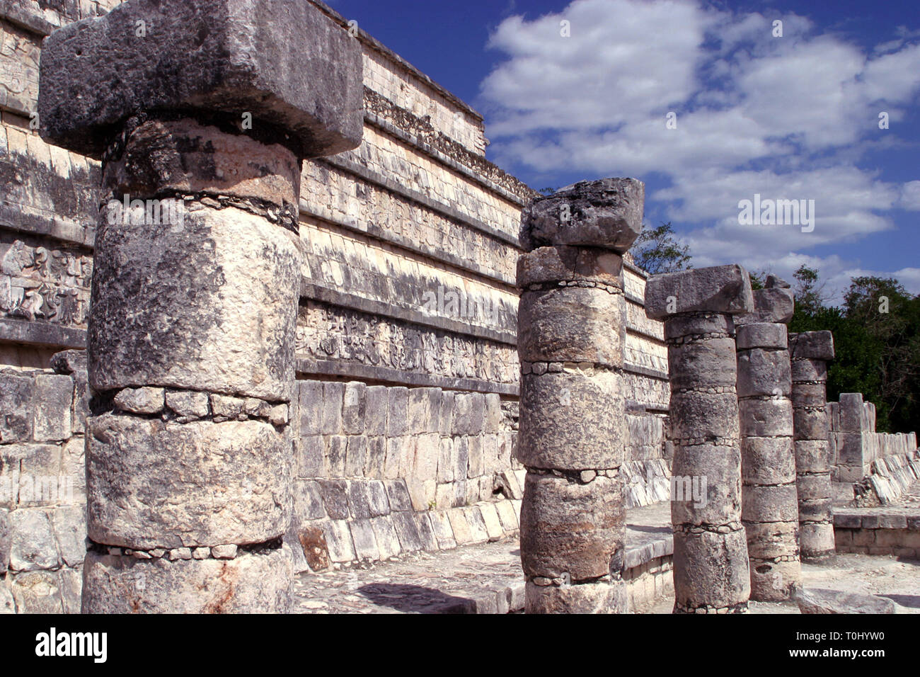 Zona arqueologica de Chichen Itza Zona arqueológica    Chichén ItzáChichén Itzá maya: (Chichén) Boca del pozo;   de los (Itzá) brujos de agua.   Es uno de los principales sitios arqueológicos de la   península de Yucatán, en México, ubicado en el municipio de Tinum.  *Photo:*©Francisco* Morales/DAMMPHOTO.COM/NORTEPHOTO Stock Photo
