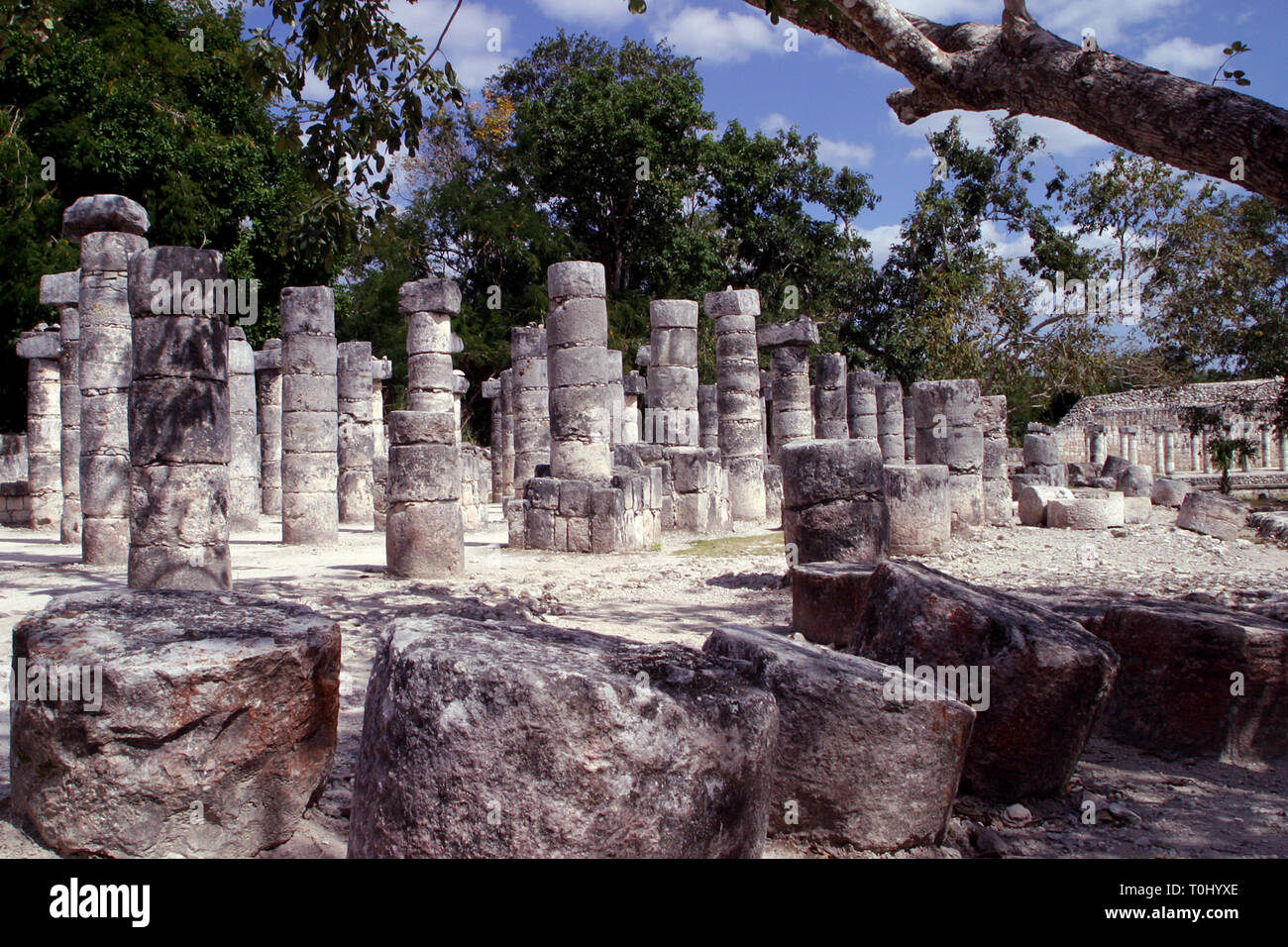 Zona arqueologica de Chichen Itza Zona arqueológica    Chichén ItzáChichén Itzá maya: (Chichén) Boca del pozo;   de los (Itzá) brujos de agua.   Es uno de los principales sitios arqueológicos de la   península de Yucatán, en México, ubicado en el municipio de Tinum.  *Photo:©Francisco* Morales/DAMMPHOTO.COM/NORTEPHOTO Stock Photo