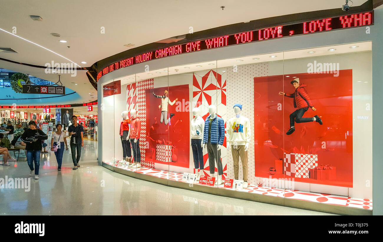 Uniqlo window display hi-res stock photography and images - Alamy