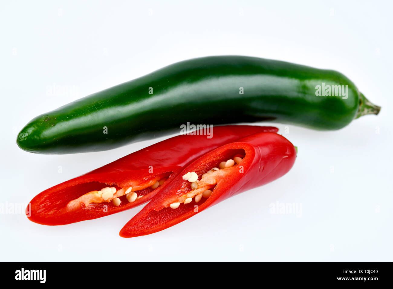 Red and green chilli pod, studio admission, Rote und grüne Chilischote ...