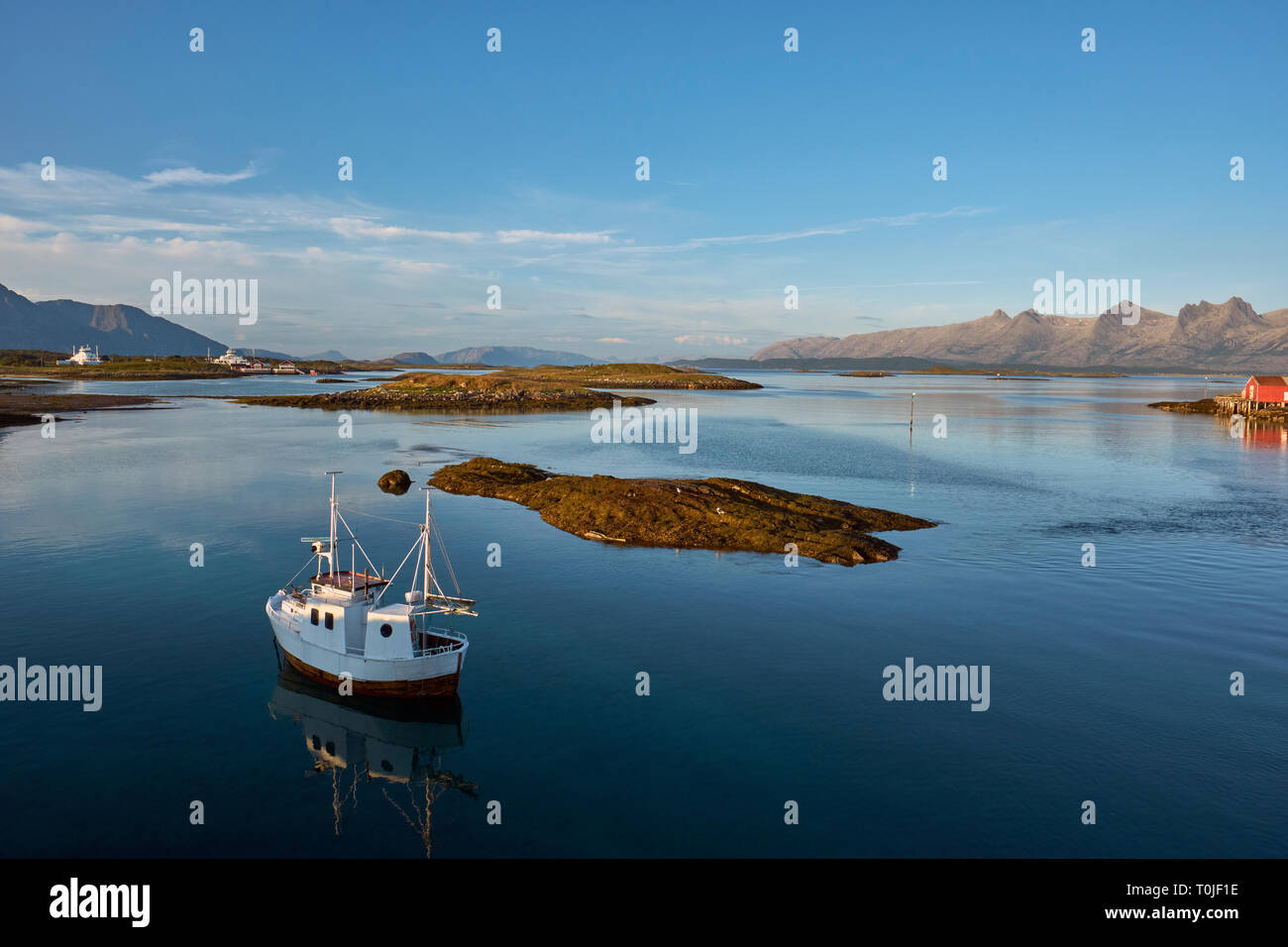 Sor Heroy island looking out to De syv søstre / The Seven Sisters