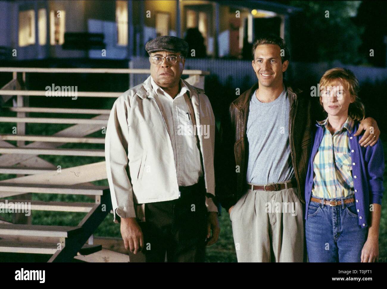 JAMES EARL JONES, KEVIN COSTNER, AMY MADIGAN, FIELD OF DREAMS, 1989 Stock Photo