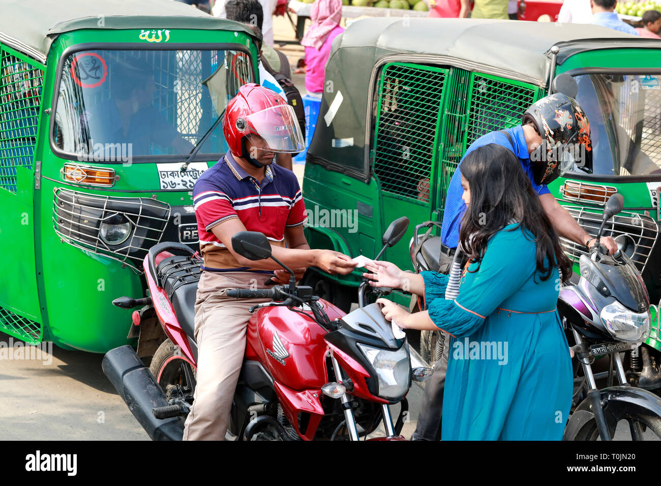 Dhaka, Bangladesh - March 20, 2019: Students Dhaka University and other schools and colleges blockade Shahbagh intersection, the major thoroughfare in Dhaka city, in demands of safer roads. Fresh protests sparked after a student of Bangladesh University of Professionals was run over by a rowdy bus at Bashundhara Residential gate Tuesday. Credit: SK Hasan Ali/Alamy Live News Stock Photo