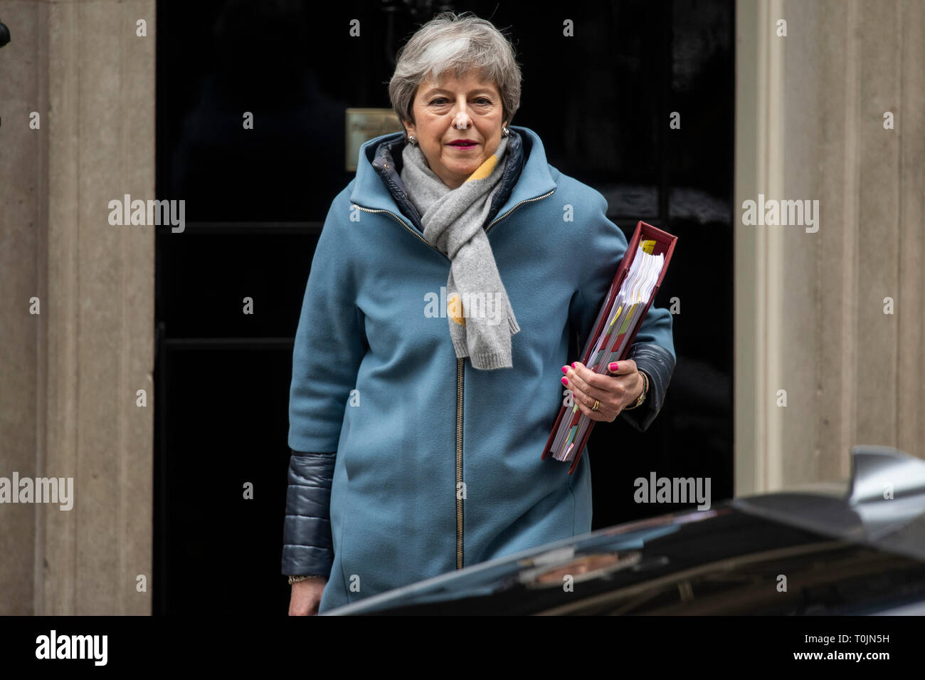 (190320) -- LONDON, March 20, 2019 (Xinhua) -- British Prime Minister Theresa May leaves 10 Downing Street for the Prime Minister's Questions in the House of Commons in London, Britain, March 20, 2019. (Xinhua/Ray Tang) Stock Photo