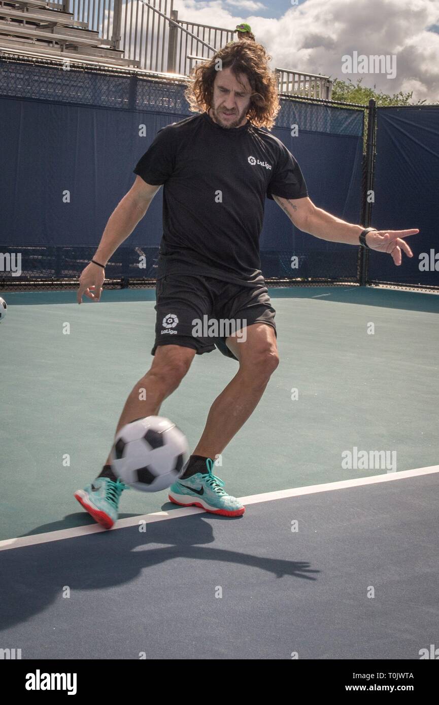 Miami, Estados Unidos. 20th Mar, 2019. Former world soccer champion with Spain Carles Puyol dribbles a ball on a tennis court during a support event for Spanish tennis player Garbine Muguruza at