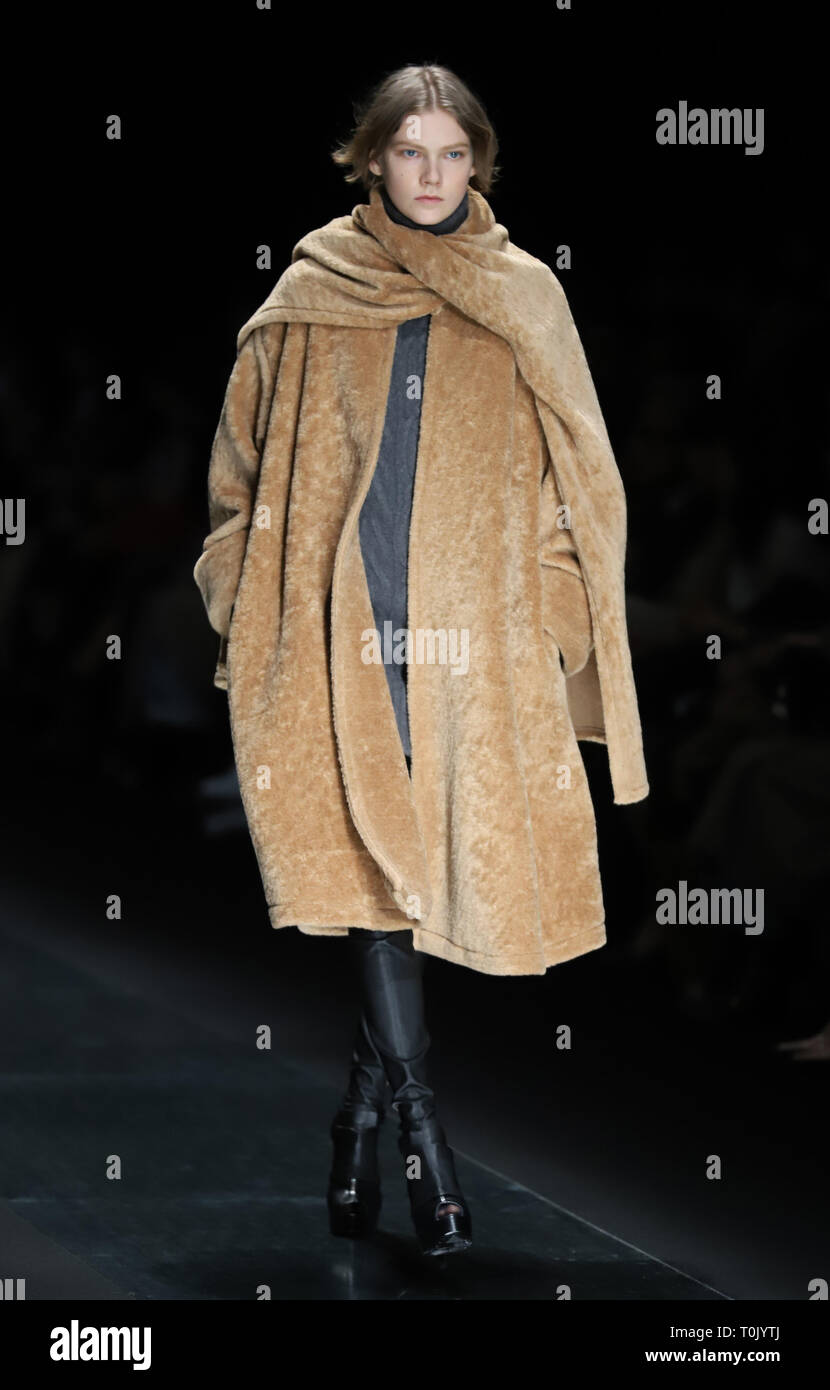 Tokyo, Japan. 20th Mar, 2019. A model displays a creation of Japanese designer Tae Ashida at her autumn and winter collection in Tokyo on Wednesday, March 20, 2019 as a part of Fashion Week Tokyo. Credit: Yoshio Tsunoda/AFLO/Alamy Live News Stock Photo