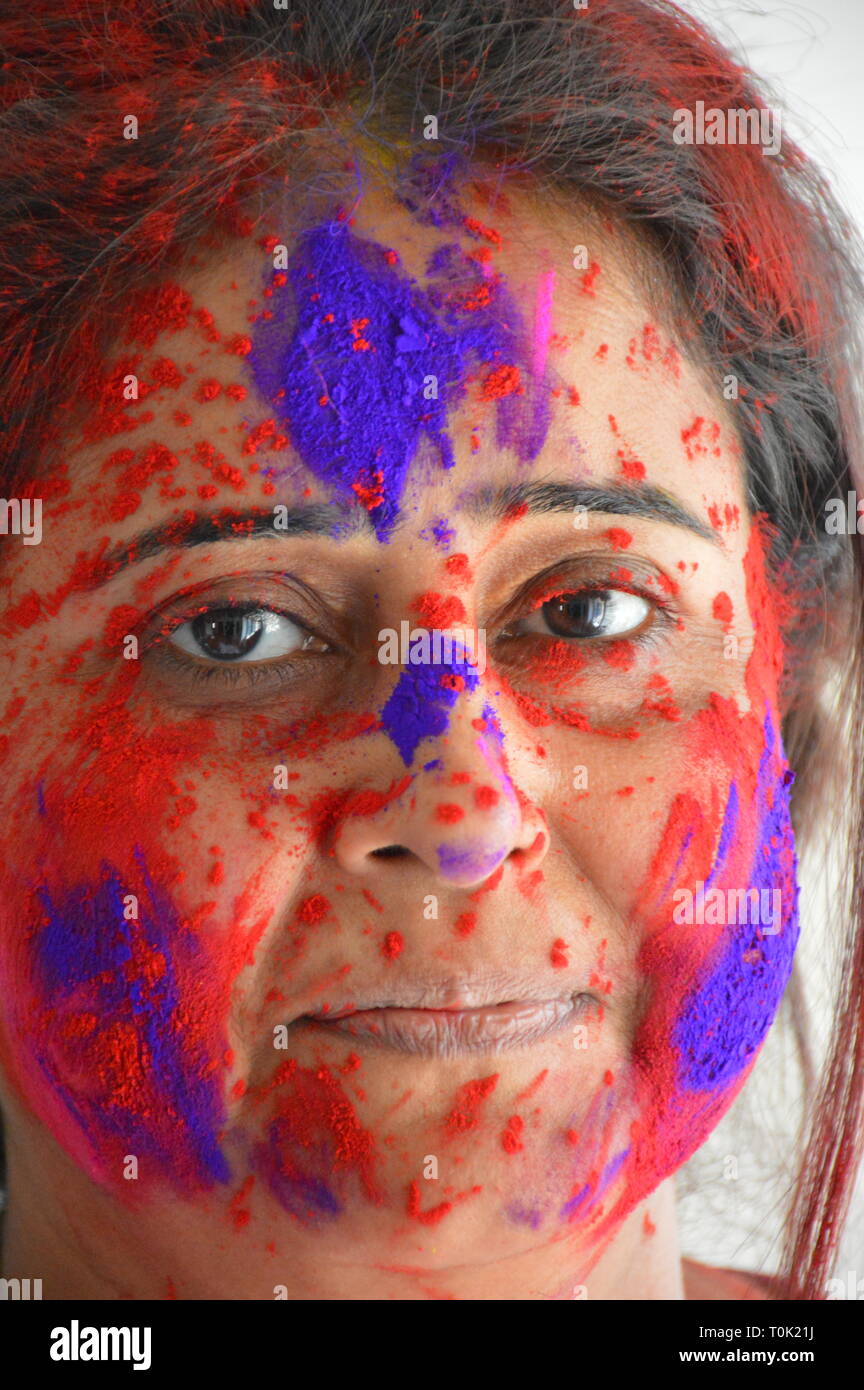 Howrah City, Kolkata, India. 21st March, 2019. Abeer the multicoloured powder smeared Hindu Indian woman celebrates the Holi festival. Credit: ⁮Biswarup Ganguly/Alamy Live News Stock Photo